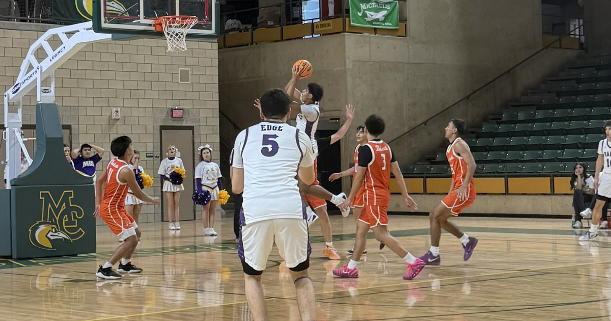 Bulldogs keep it close but San Angelo Central wins 53–44