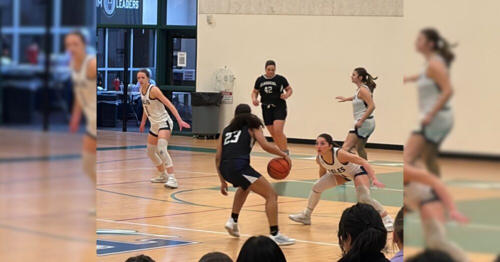 Mariah Davis hits 2,000 as Lady Knights beat Temple, 65–34